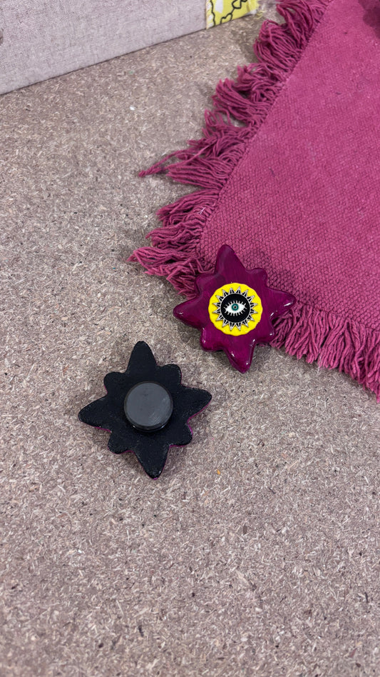 Magnet Fuschia Oeil Jaune