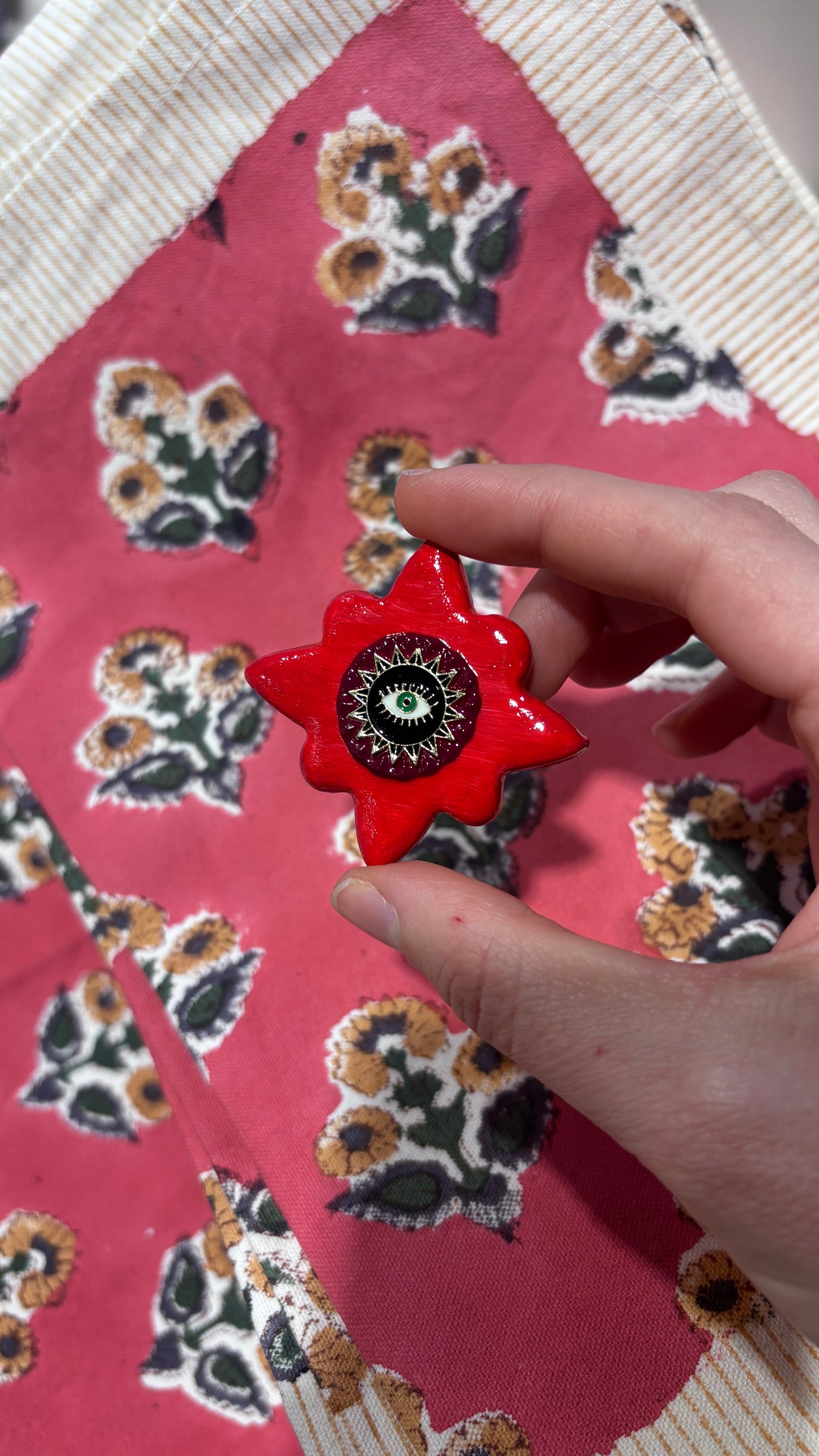Magnet Rouge Oeil Protecteur