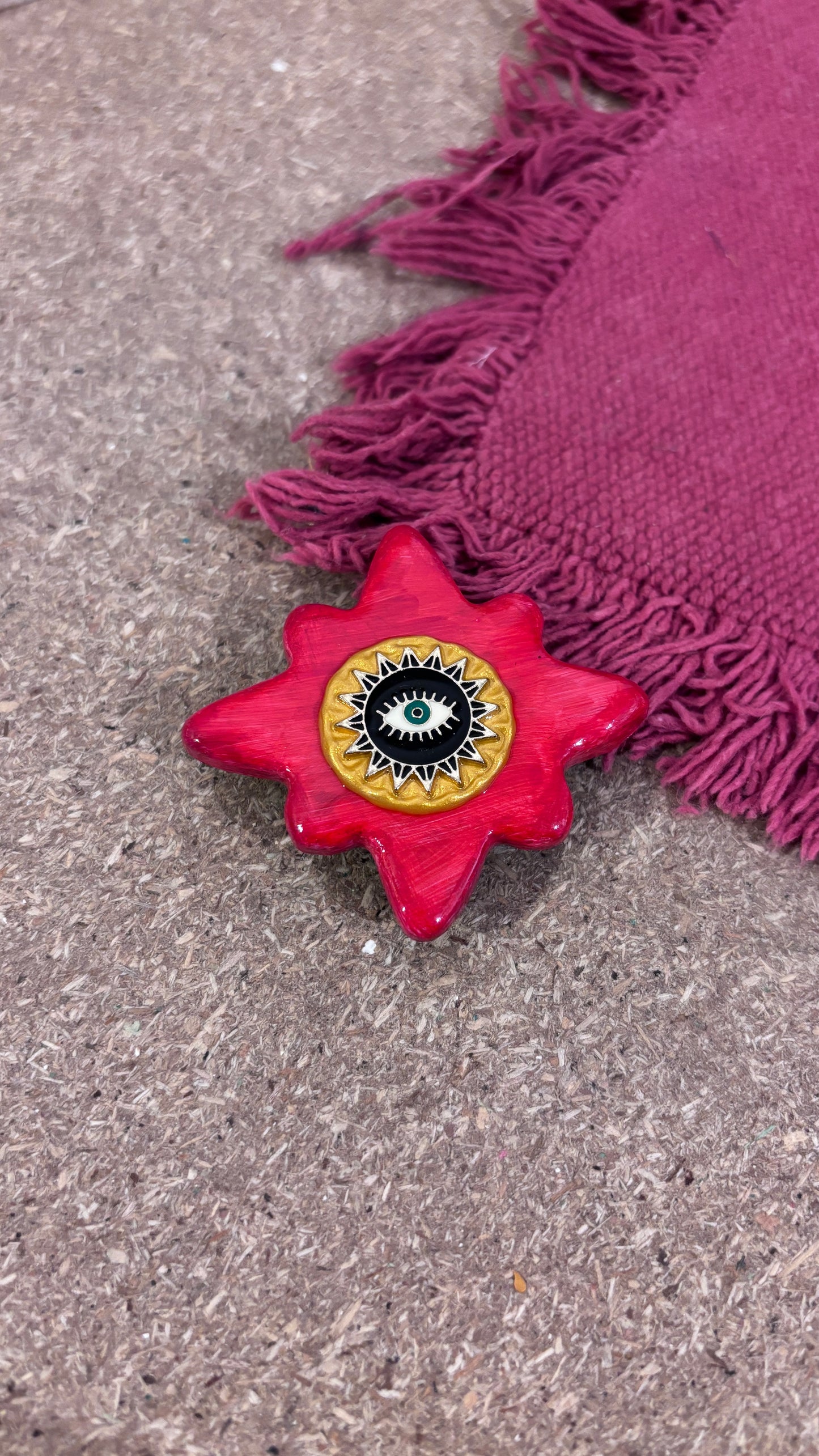 Magnet Rouge Oeil Protecteur