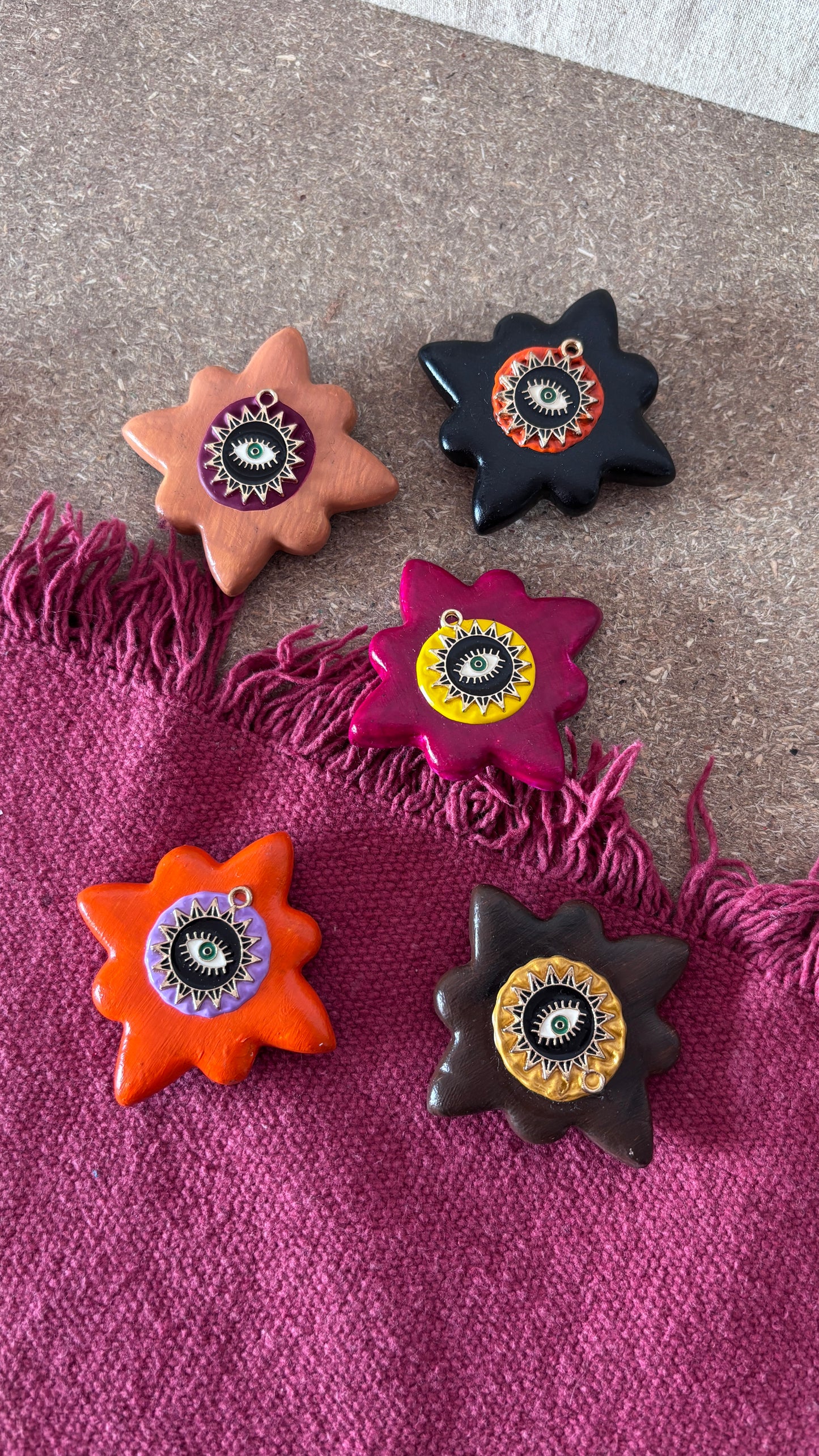 Magnet Fuschia Oeil Jaune