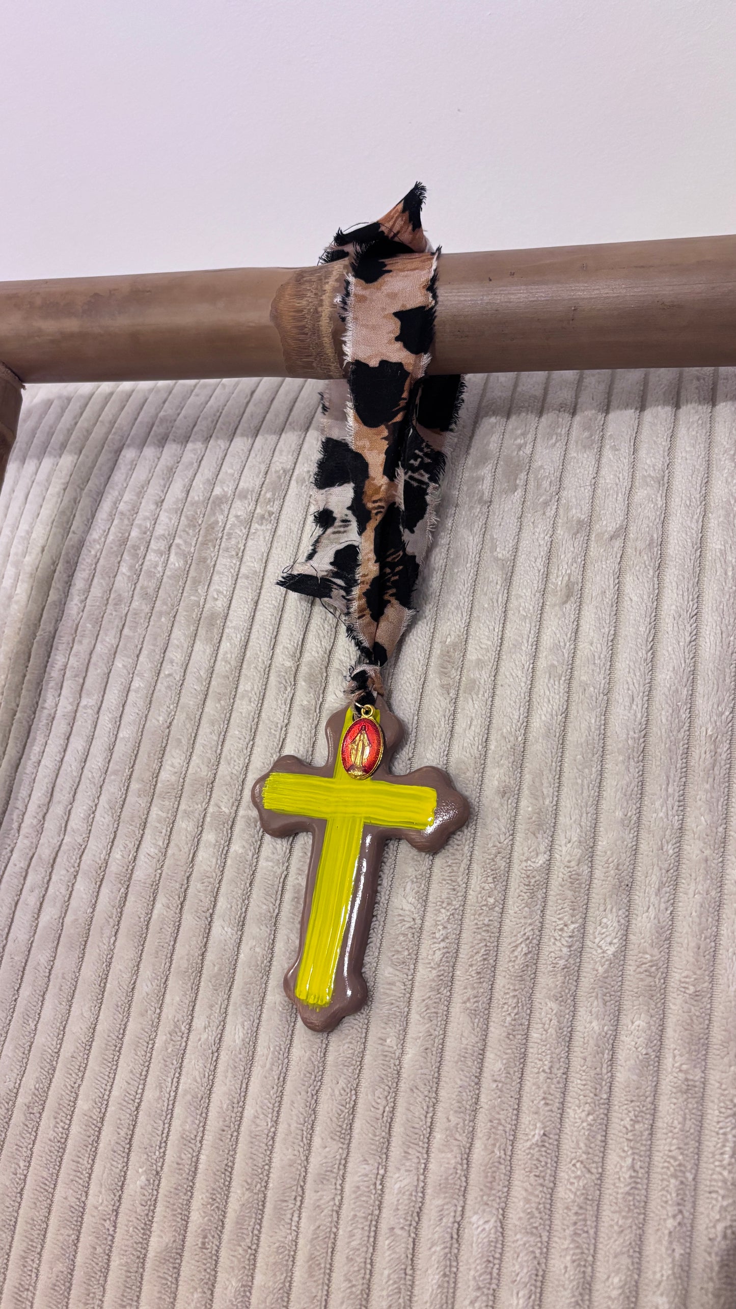 Suspension Murale Croix Bicolore Jaune