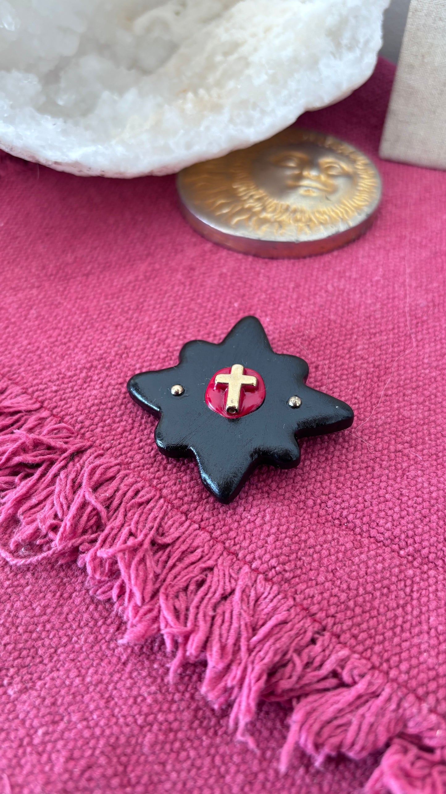 Magnet Noir Croix Rouge