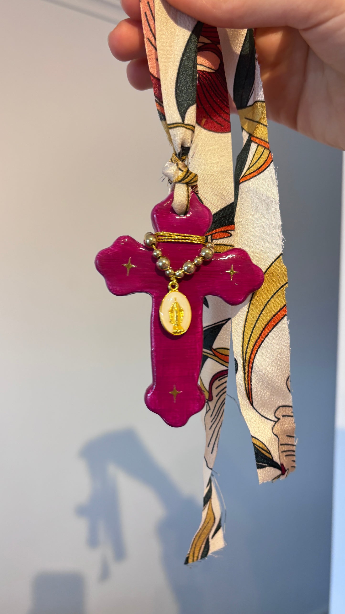 Suspension Murale Croix Fuschia & Madone Blanche