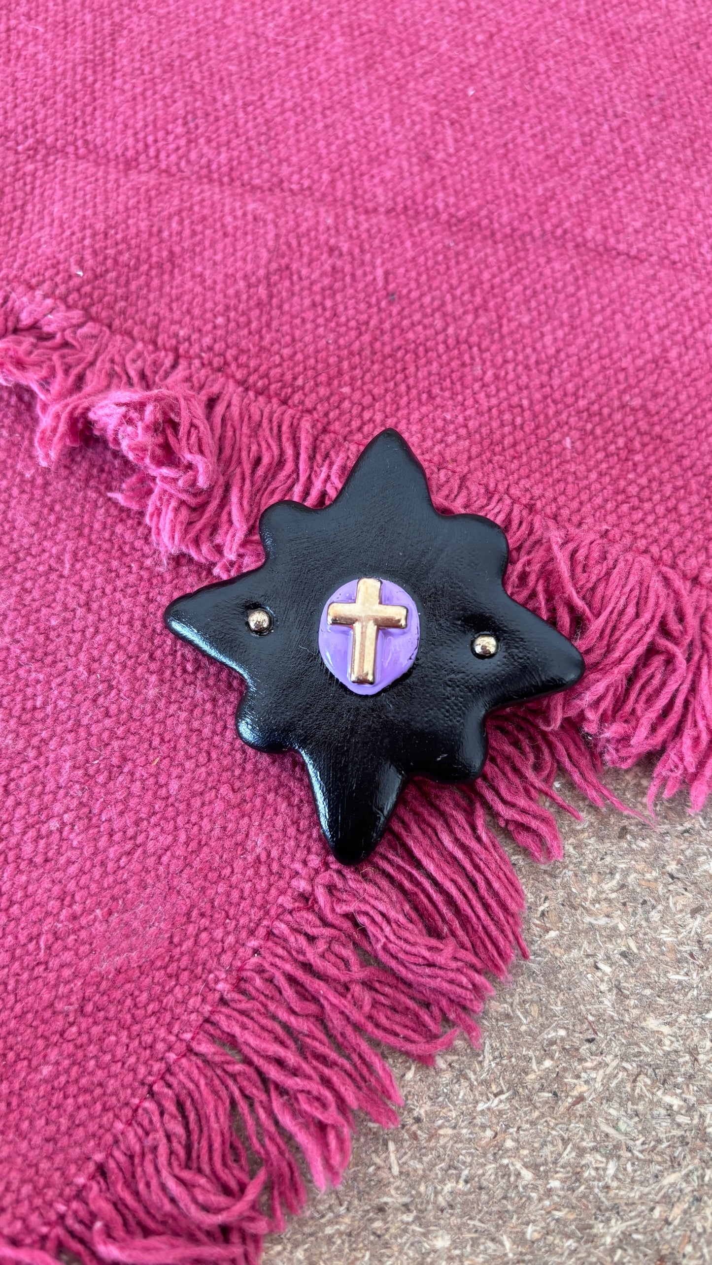 Magnet Noir Croix Lila