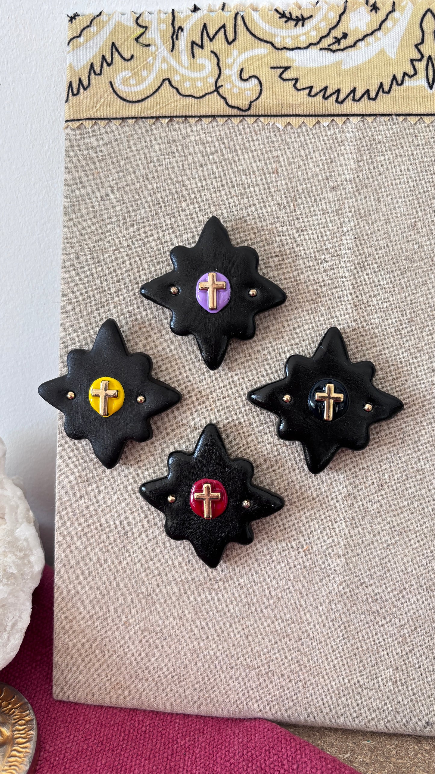 Magnet Noir Croix Lila