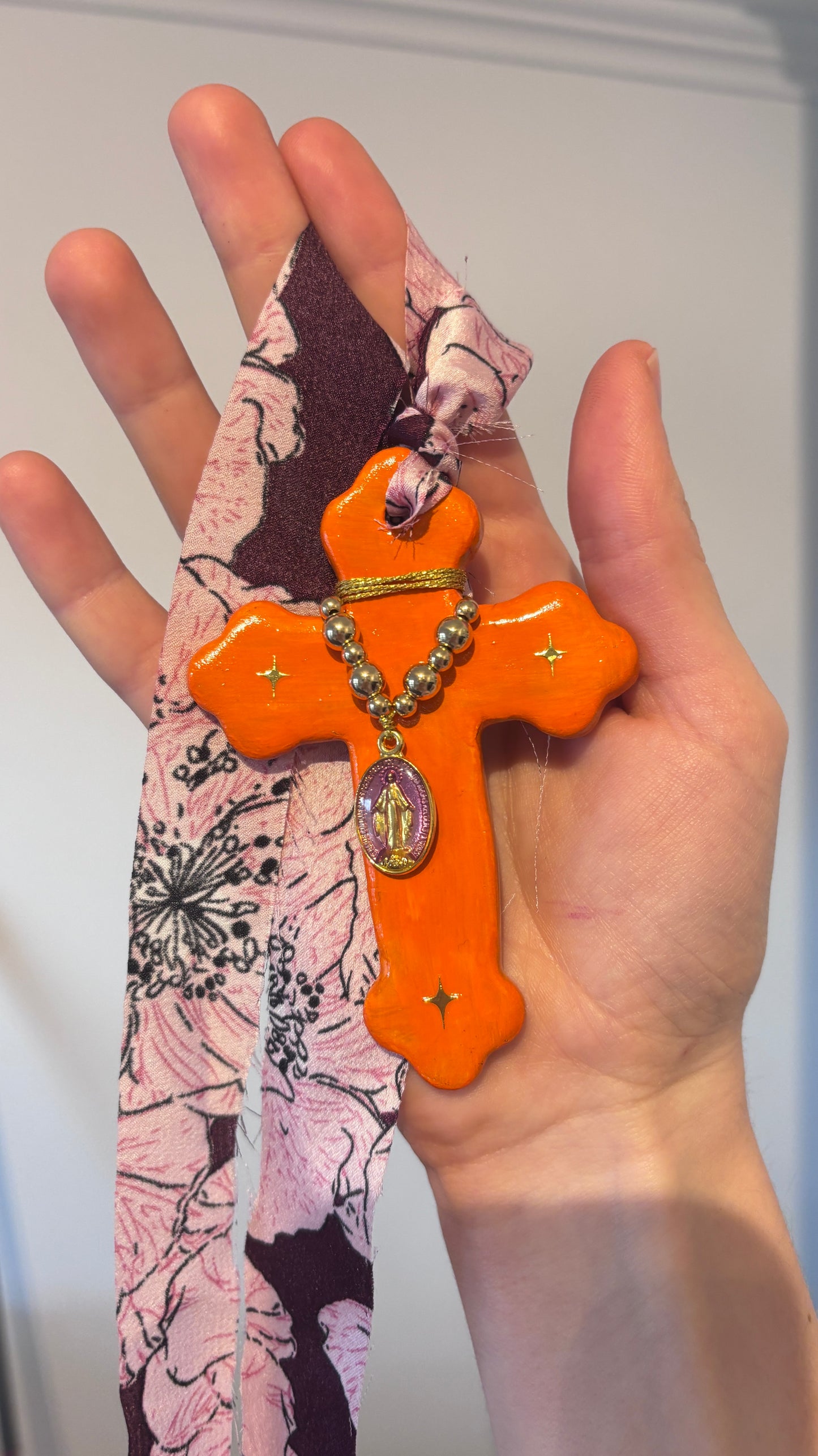 Suspension Murale Croix Orange & Madone Lila