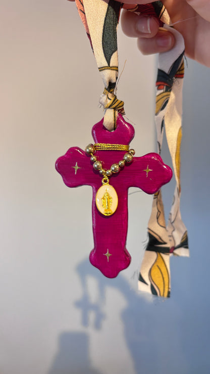 Suspension Murale Croix Fuschia & Madone Blanche