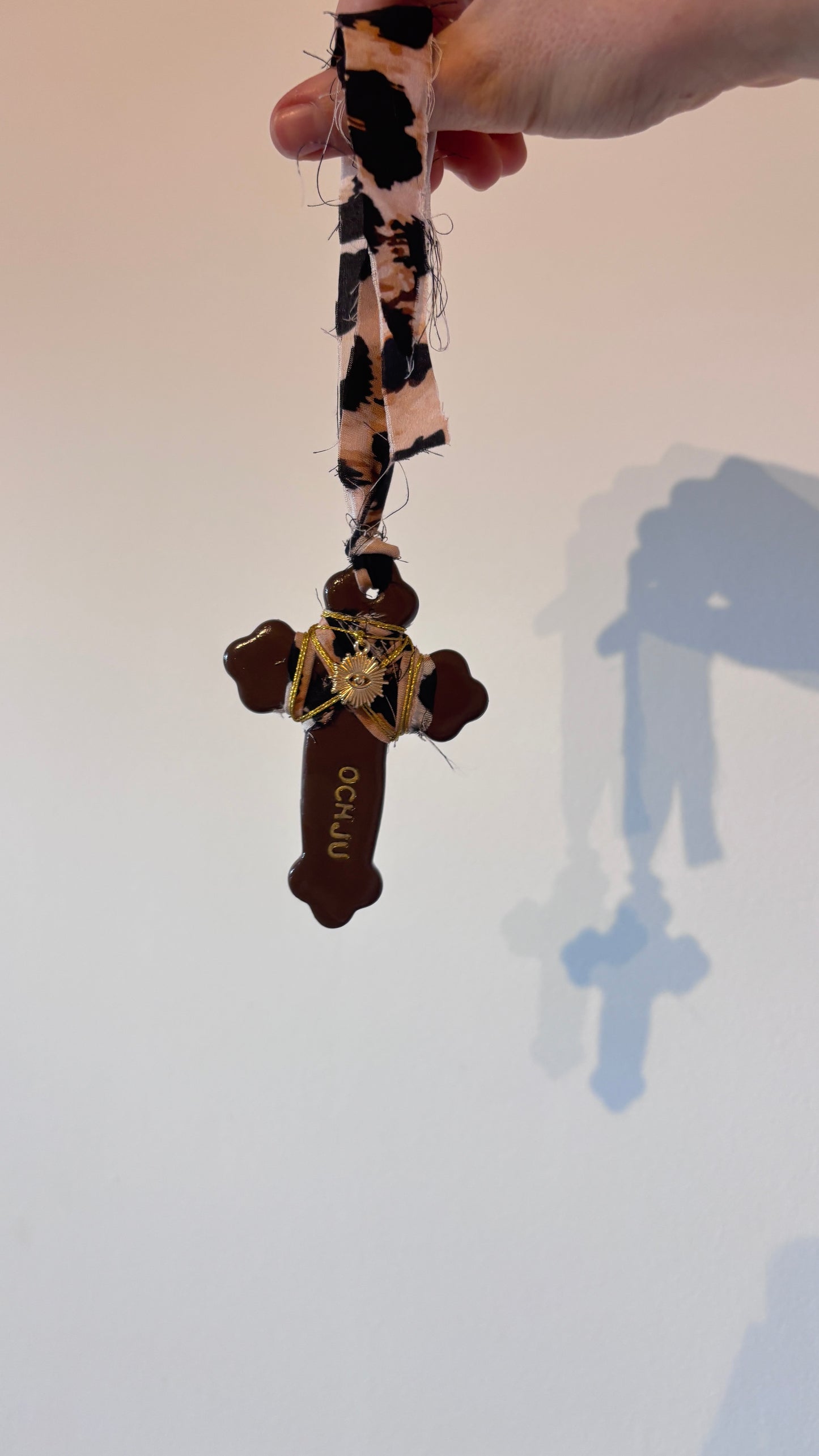 Suspension Murale Croix Chocolat "OCHJU"