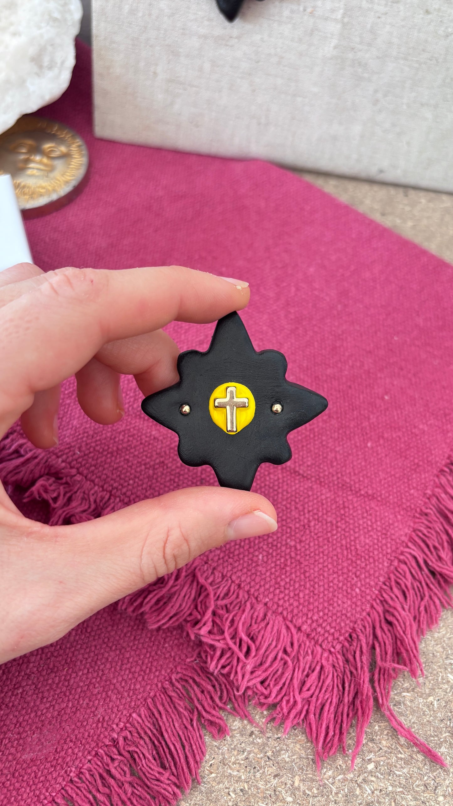 Magnet Noir Croix Jaune