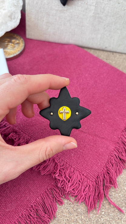 Magnet Noir Croix Jaune