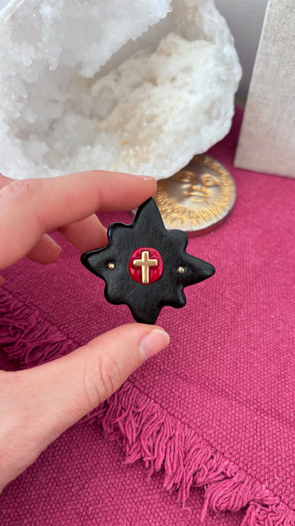 Magnet Noir Croix Rouge