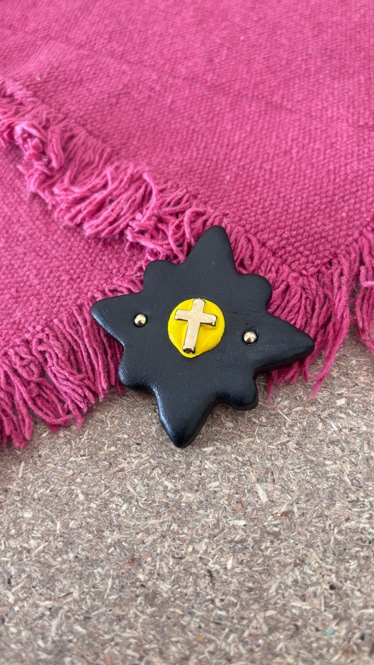 Magnet Noir Croix Jaune