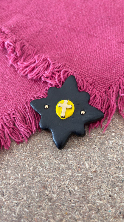 Magnet Noir Croix Jaune